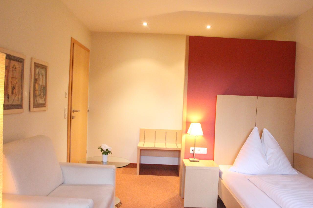 Hotel Alhartinger Hof Leonding Room photo